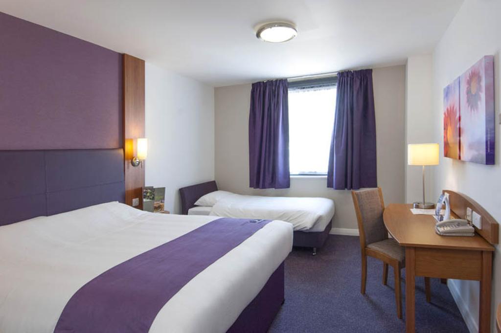 Premier Inn Falkirk Central Camelon Номер фото