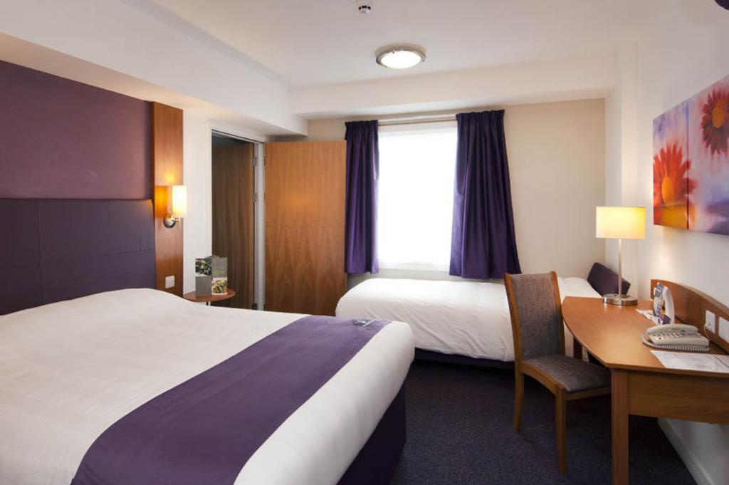 Premier Inn Falkirk Central Camelon Номер фото