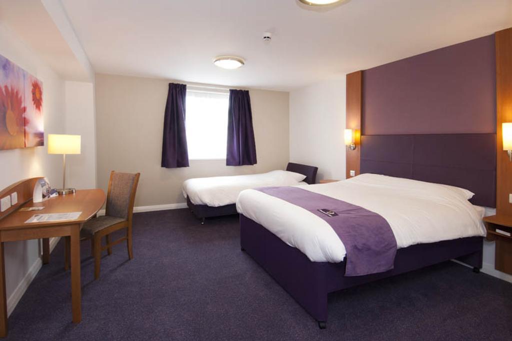 Premier Inn Falkirk Central Camelon Номер фото