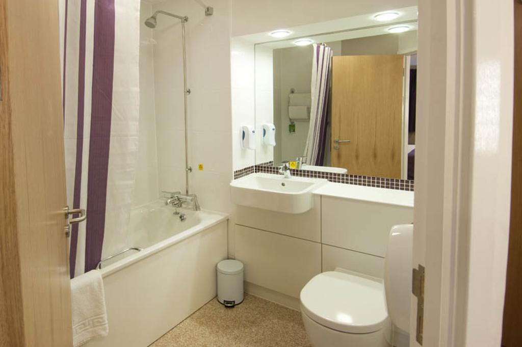 Premier Inn Falkirk Central Camelon Номер фото